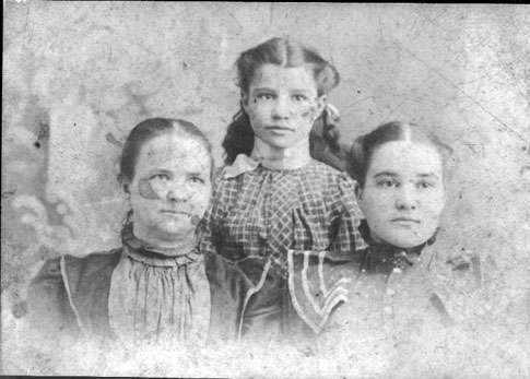 Flora Ann Jamerson & Daughters (1901)  (24163 bytes)