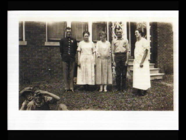 pw-russell-family.jpg (31824 bytes)