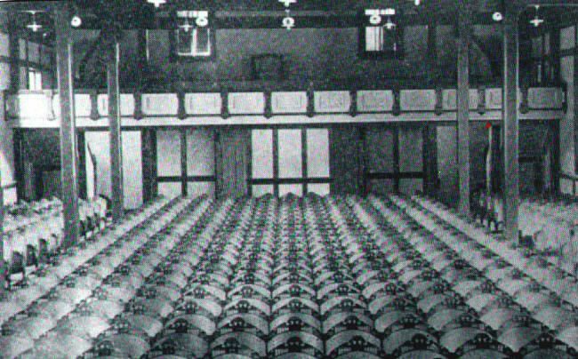 lyceum_interior.jpg (104570 bytes)