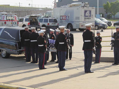 spink_casket_airport_07_15_04.jpg (29104 bytes)
