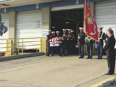 spink_casket_arrives_07_15_04.jpg (26873 bytes)