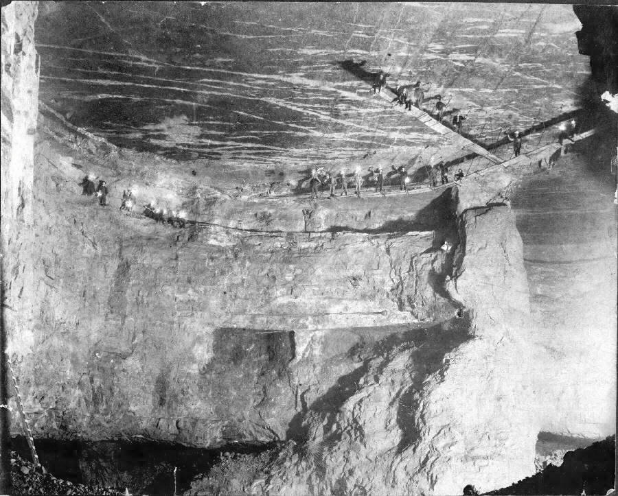 trapeze_miners_bt_1917_sm.jpg (152349 bytes)