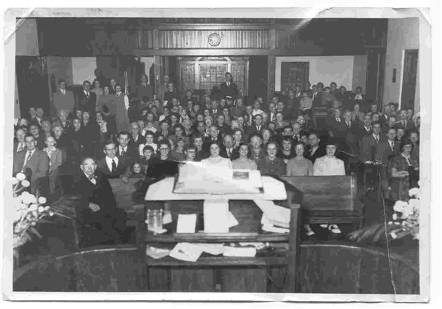 unknown_church_group.jpg (48216 bytes)