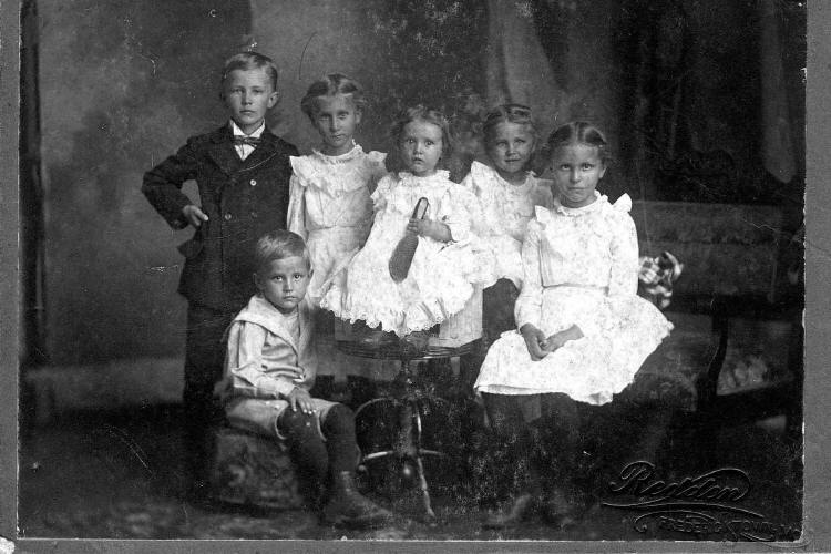 unknown_redden_studio_photo_rs.jpg (68095 bytes)