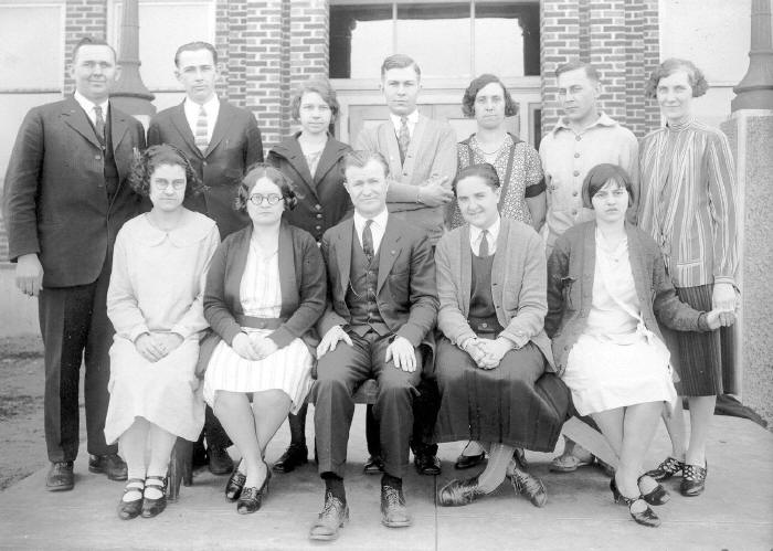 desloge_faculty_circa_1926_rs.jpg (64389 bytes)