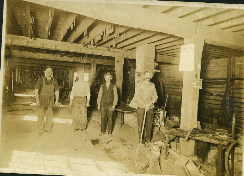 blacksmith_shop_photo2.jpg (84963 bytes)