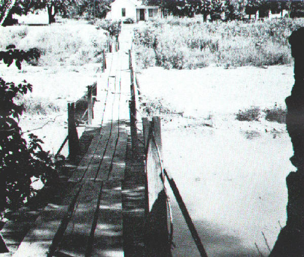 swinging_bridge1.jpg (92523 bytes)